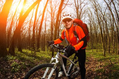 Adam bisikletçi bisiklet sürme