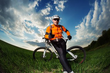 Bisikletçi çayır bisiklet ile