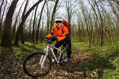 Adam bisikletçi bisiklet sürme