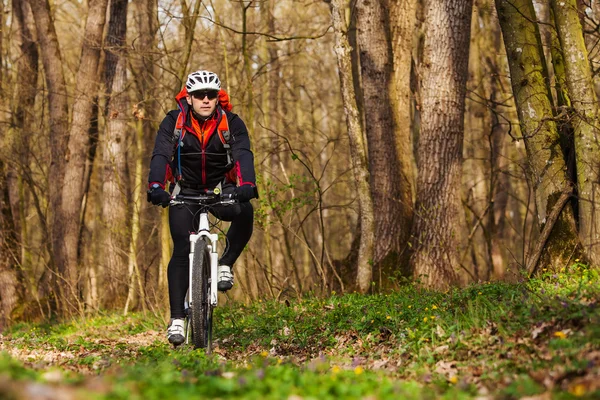 Hombre ciclista montando la bicicleta — Foto de Stock