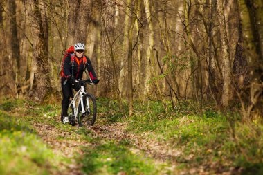 Adam bisikletçi bisiklet sürme