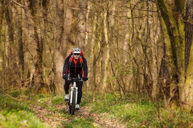 Adam bisikletçi bisiklet sürme