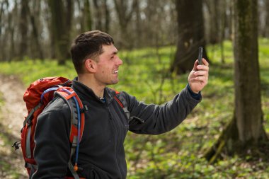 Hiking adamı ormana kendi yürüyüş sırasında selfie kabul