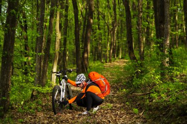 Bisikletçi bir iz yaz ormandaki bisiklet sürme