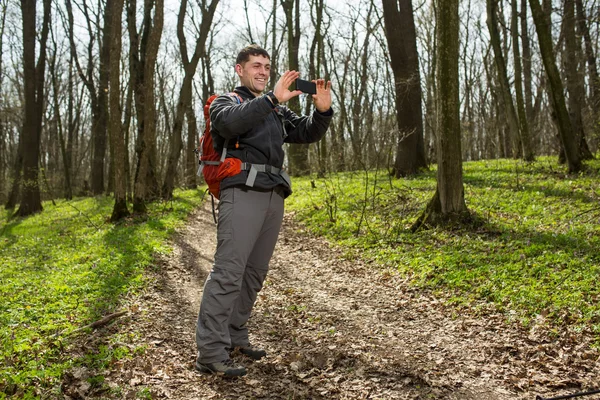 徒步旅行的人采取自拍照期间他步行穿过森林 — 图库照片