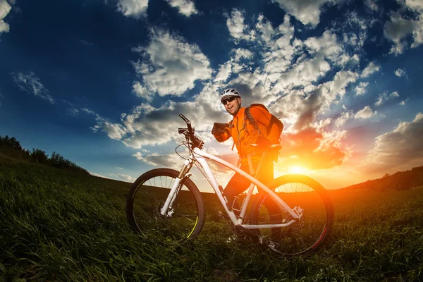 Man wielrenner met fiets op zonsondergang — Stockfoto