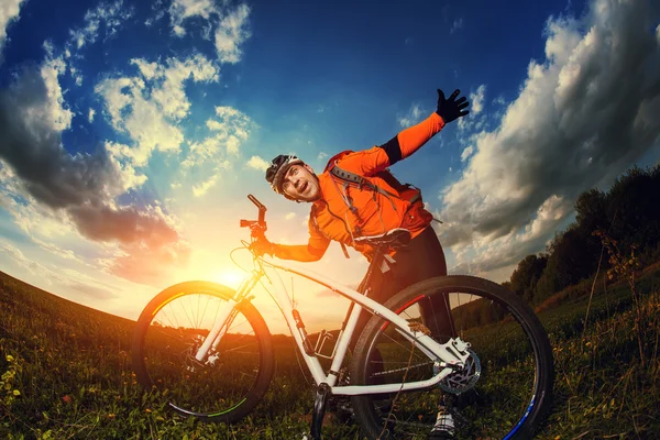 Hombre ciclista con bicicleta al atardecer —  Fotos de Stock