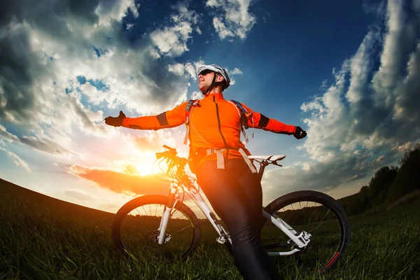 Amplio ángulo retrato contra el cielo azul del ciclista de montaña Ciclista —  Fotos de Stock