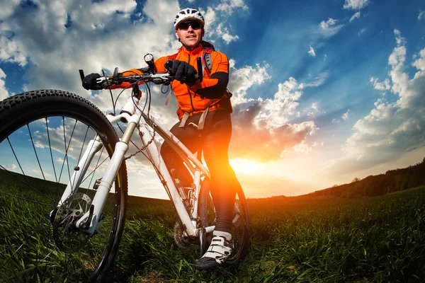 Портрет широкого кута на тлі блакитного неба гірського велосипедиста Велосипедиста — стокове фото