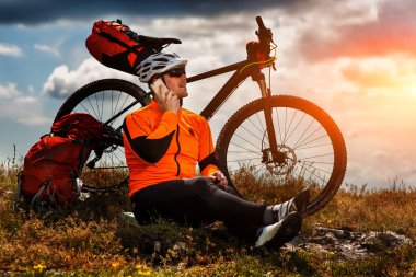 Sportif adam Bisiklete binme durur ve bir dinlenme Vadisi vardır