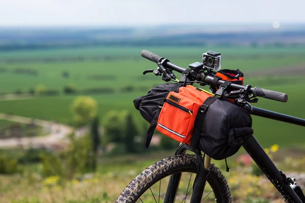 Bicicleta con bolsas naranjas para viajar —  Fotos de Stock