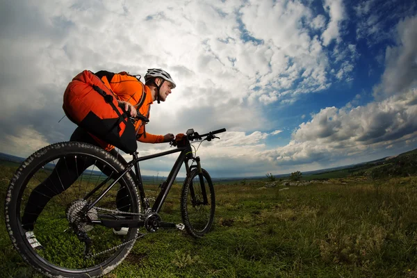 Jovem viajando de bicicleta na estrada rural — Fotografia de Stock