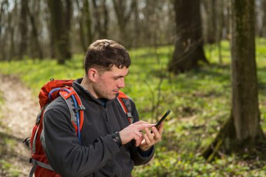 Adam backpacker fotoğraf makinesini ormandaki yapmak