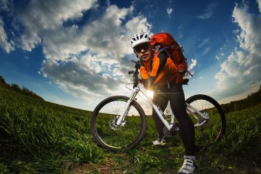 Genç adam dışarıda Bisiklete biniyor. Sağlıklı yaşam tarzı.