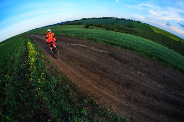Genç adam dışarıda Bisiklete biniyor. Sağlıklı yaşam tarzı.