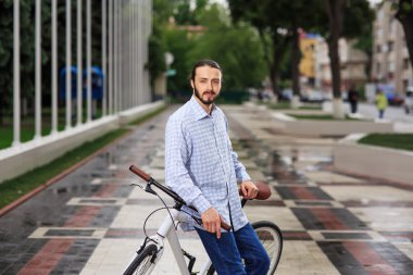 Genç hipster adamla sabit vites bisiklet şehir sokak üzerinde