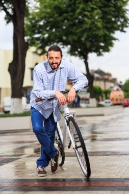 Genç hipster adamla sabit vites bisiklet şehir sokak üzerinde