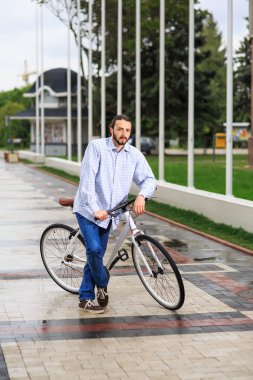 Genç hipster adamla sabit vites bisiklet şehir sokak üzerinde