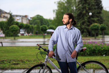 Genç hipster adamla sabit vites bisiklet şehir sokak üzerinde