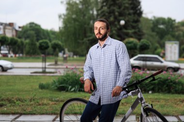 Genç hipster adamla sabit vites bisiklet şehir sokak üzerinde