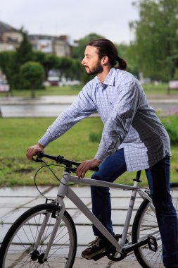 Genç hipster adamla sabit vites bisiklet şehir sokak üzerinde