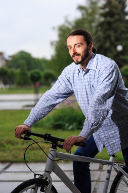 Genç hipster adamla sabit vites bisiklet şehir sokak üzerinde