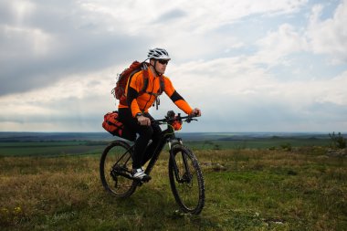 Genç adam dışarıda Bisiklete biniyor. Sağlıklı yaşam tarzı.