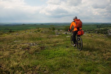 Genç adam dışarıda Bisiklete biniyor. Sağlıklı yaşam tarzı.