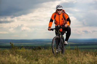 Genç adam dışarıda Bisiklete biniyor. Sağlıklı yaşam tarzı.