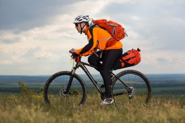 Genç adam dışarıda Bisiklete biniyor. Sağlıklı yaşam tarzı.