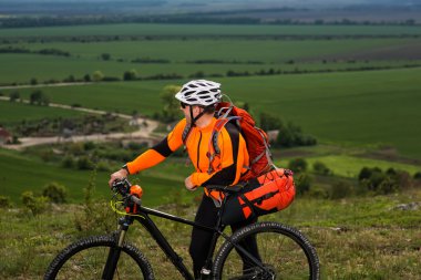 Genç adam dışarıda Bisiklete biniyor. Sağlıklı yaşam tarzı.
