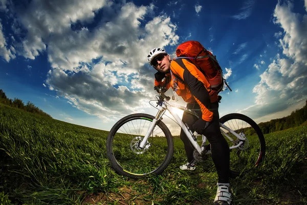 Młody mężczyzna jedzie rower poza. Zdrowy styl życia. — Zdjęcie stockowe