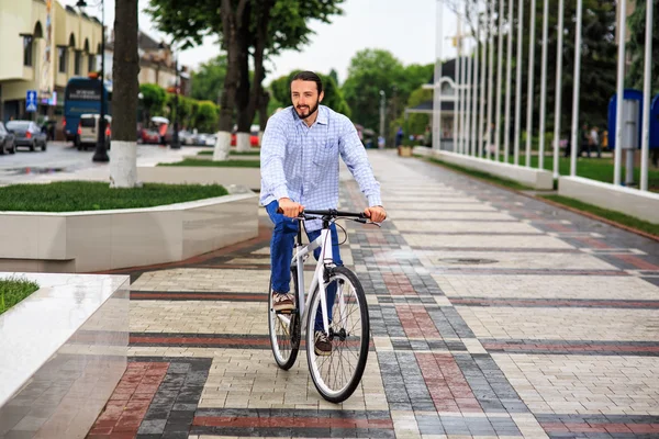 Hipster młody człowiek z stały bieg rower na ulicy miasta — Zdjęcie stockowe