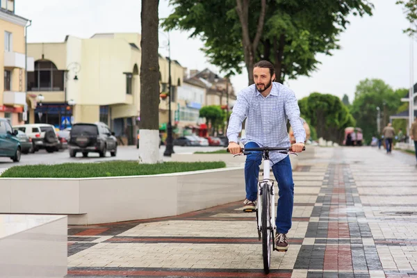 Hipster młody człowiek z stały bieg rower na ulicy miasta — Zdjęcie stockowe