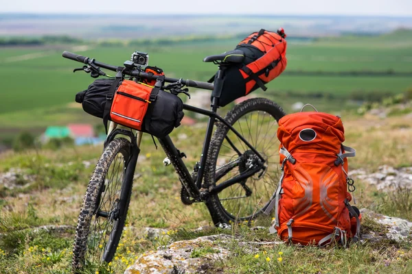 Bicicleta con bolsas naranjas para viajar — Foto de Stock