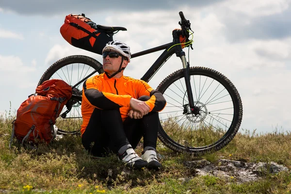 Weergave van een jonge Man met fiets op zomer achtergrond. — Stockfoto