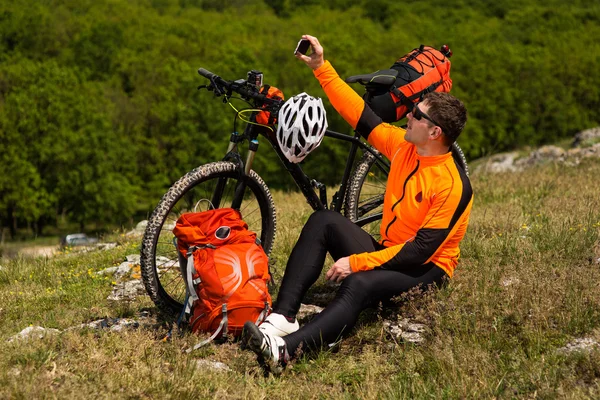 Ciclista tomando fotos con teléfono inteligente . —  Fotos de Stock