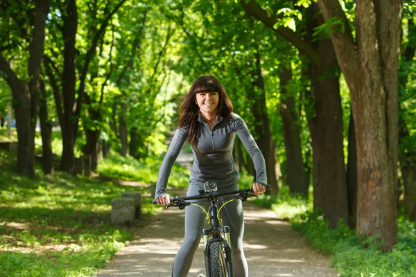공원에서 자전거를 타고 자전거 타는 여자 — 스톡 사진