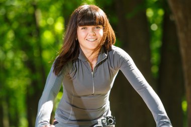 bisikletçi kadın Parkı bir bisiklet sürme