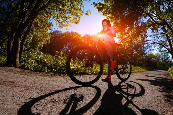 Junge Frau hat Spaß beim Fahrradfahren im Park. — Stockfoto