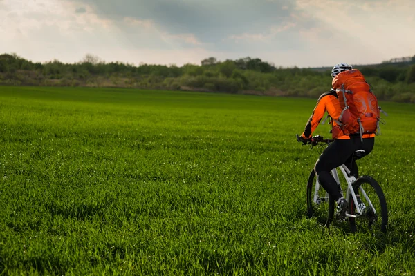 Ung man rider cykel utanför. Hälsosam livsstil. — Stockfoto