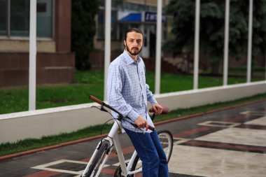 Genç hipster adamla sabit vites bisiklet şehir sokak üzerinde