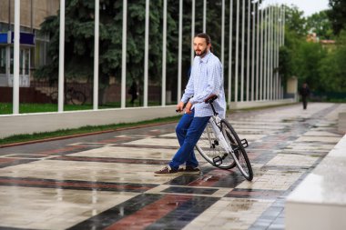 Genç hipster adamla sabit vites bisiklet şehir sokak üzerinde