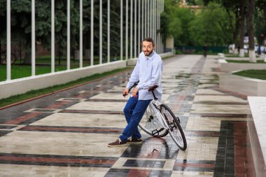 Genç hipster adamla sabit vites bisiklet şehir sokak üzerinde