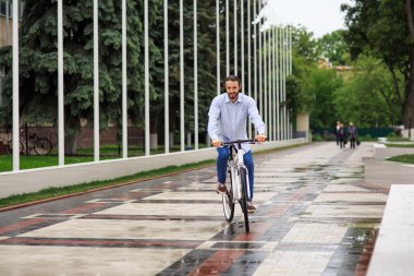 Genç hipster adamla sabit vites bisiklet şehir sokak üzerinde