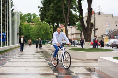 Genç hipster adamla sabit vites bisiklet şehir sokak üzerinde