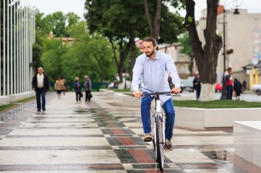 Genç hipster adamla sabit vites bisiklet şehir sokak üzerinde
