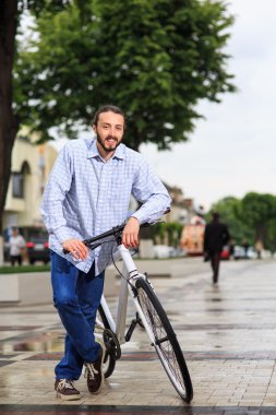 Genç hipster adamla sabit vites bisiklet şehir sokak üzerinde