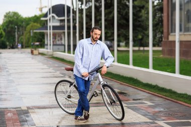 Genç hipster adamla sabit vites bisiklet şehir sokak üzerinde