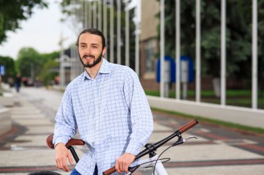 Genç hipster adamla sabit vites bisiklet şehir sokak üzerinde